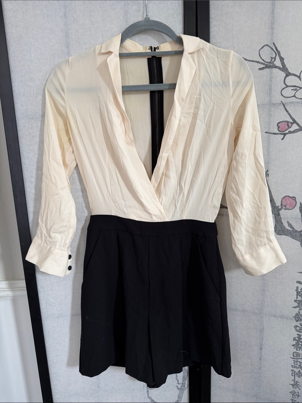 Alice + Olivia Cream and Black Long-Sleeve Wrap Romper in Size XS
